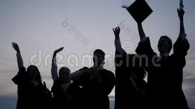 <strong>毕业</strong>帽被一群快乐的朋友抛在空中。